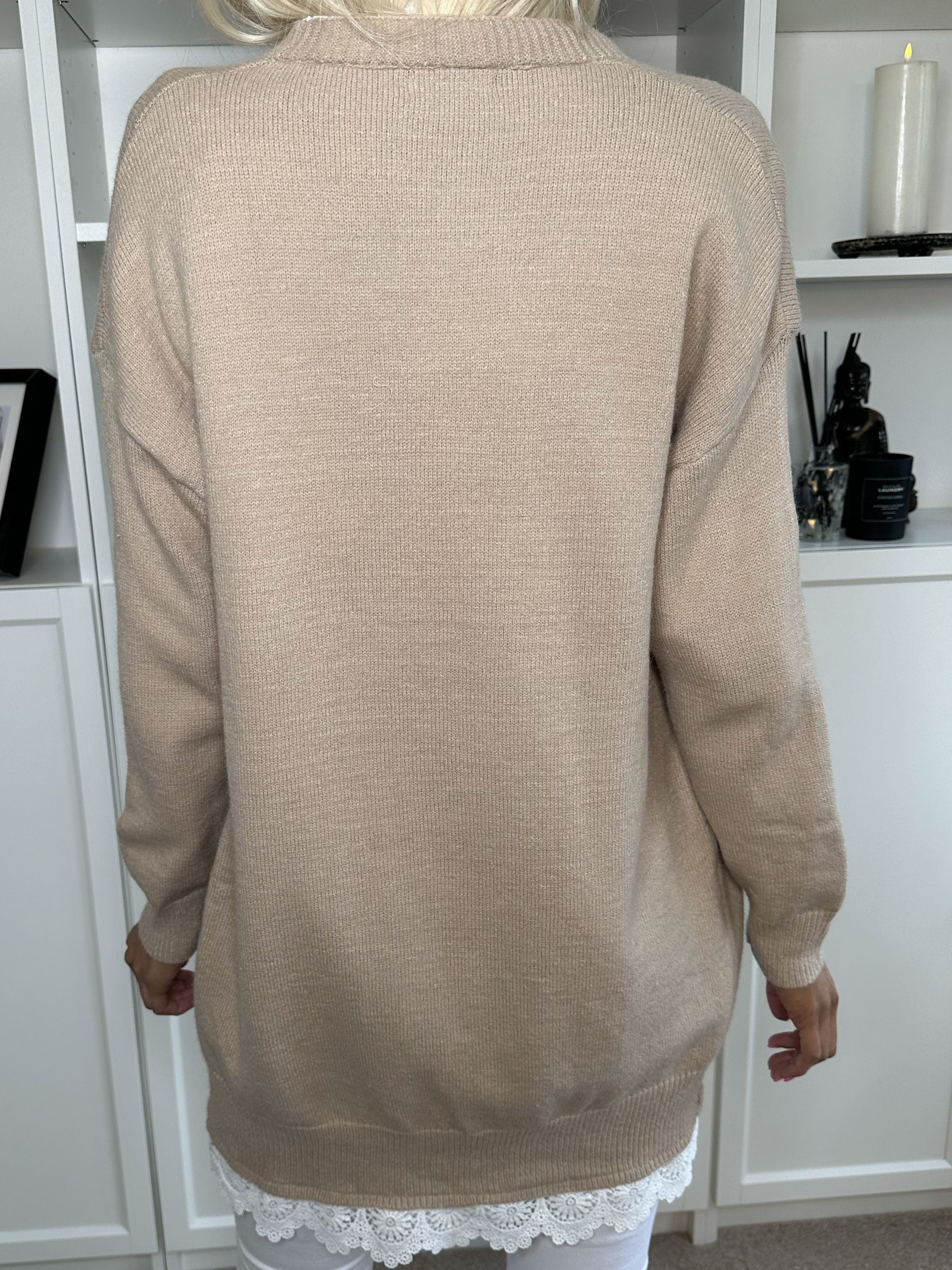 Rosie - Feminin stickad kofta med vit spets - Beige